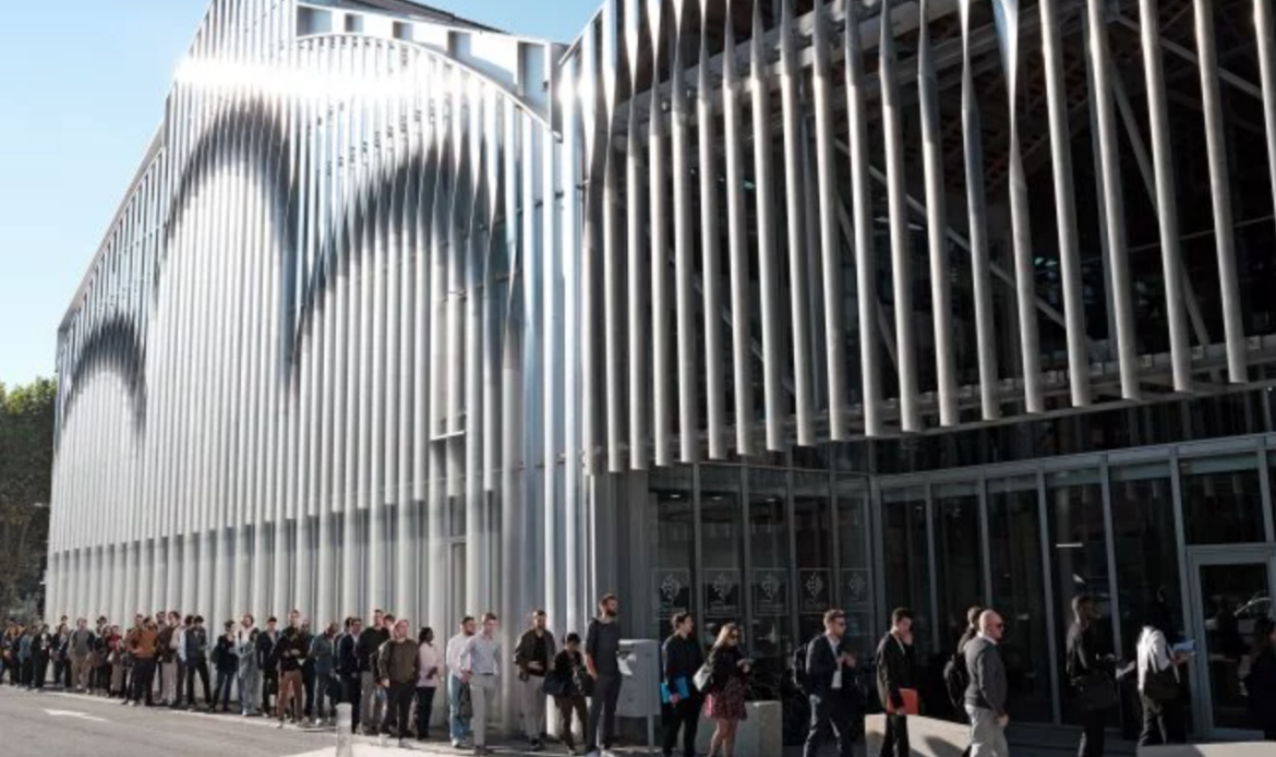 Aéronautique et défense : les secteurs embauchent à tour de bras